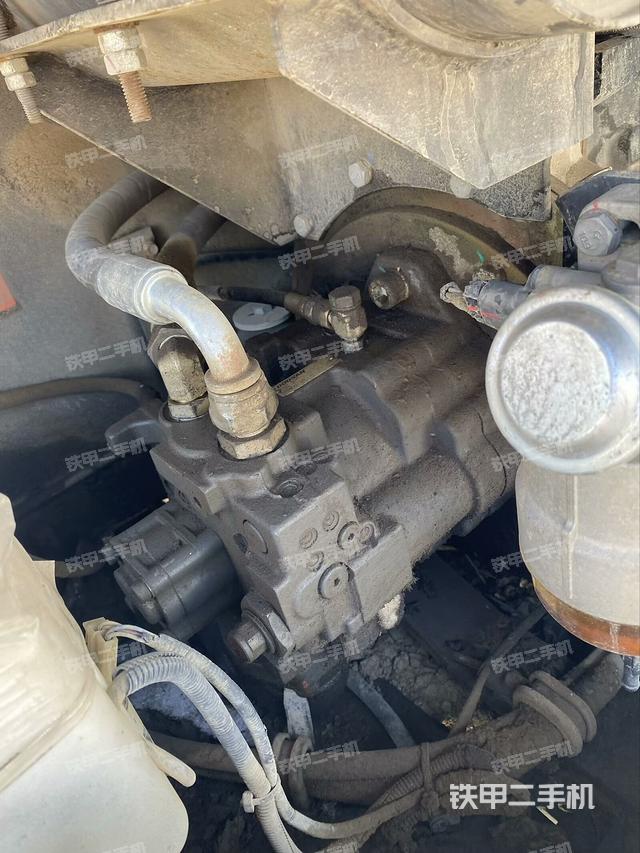 液压泵舱室正面整体（整机外观）