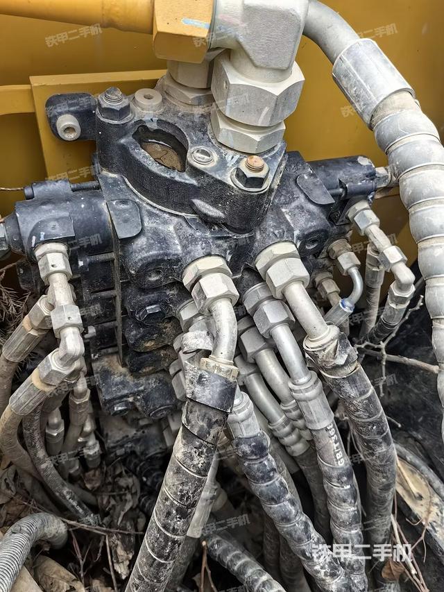 回转马达和主控阀（整机外观）