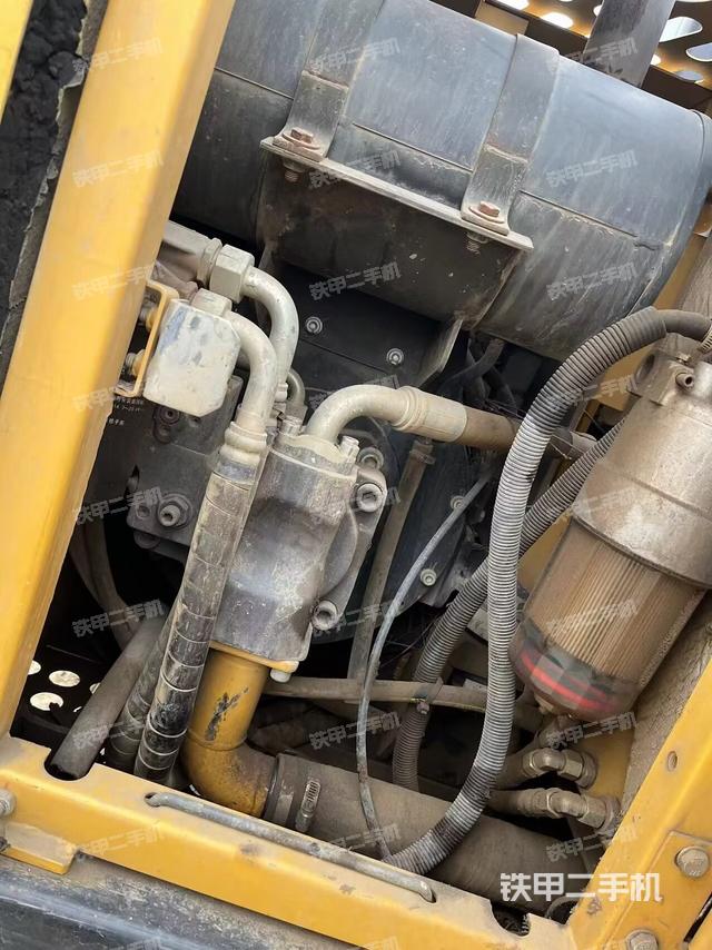 液压泵舱室正面整体（整机外观）