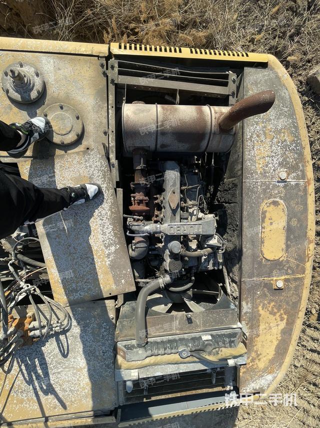 液压泵舱室正面整体（整机外观）