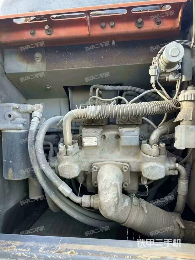 液压泵舱室正面整体（整机外观）