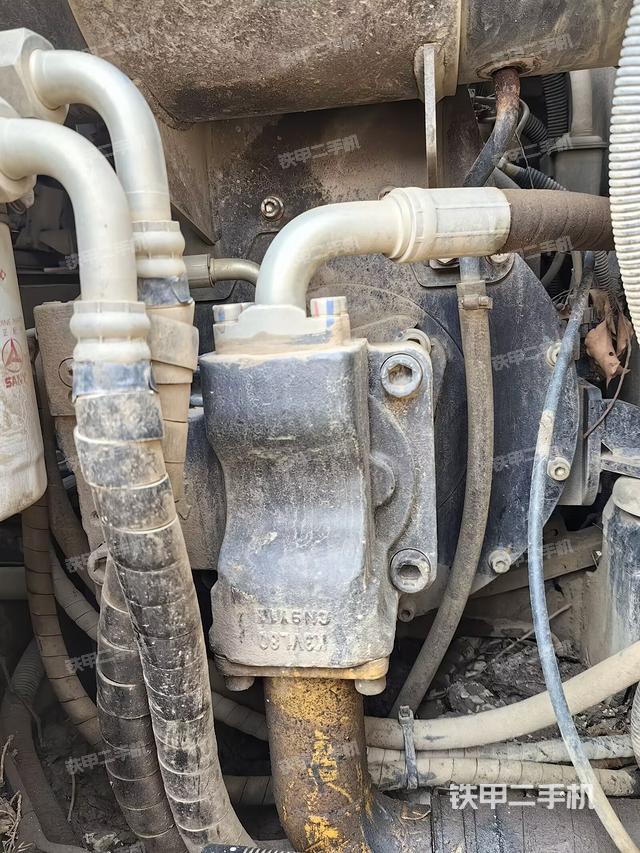 液压泵舱室正面整体（整机外观）