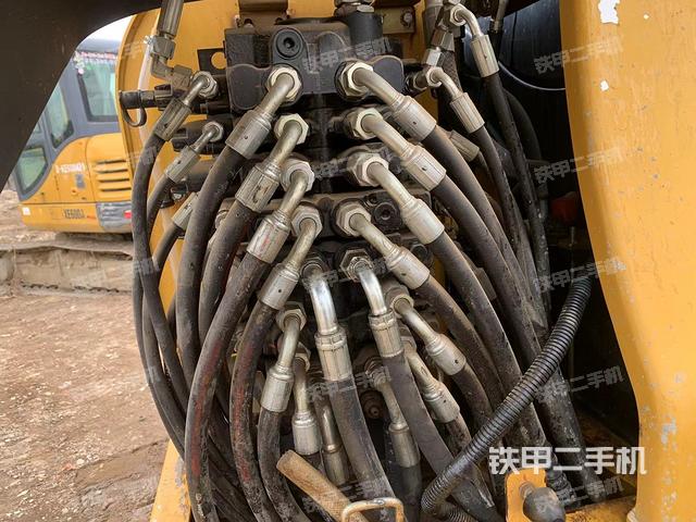 回转马达和主控阀（整机外观）