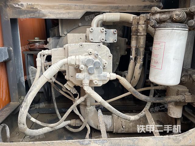 液压泵舱室正面整体（整机外观）