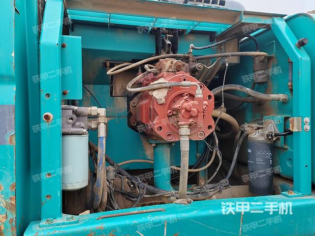 液压泵舱室正面整体（整机外观）