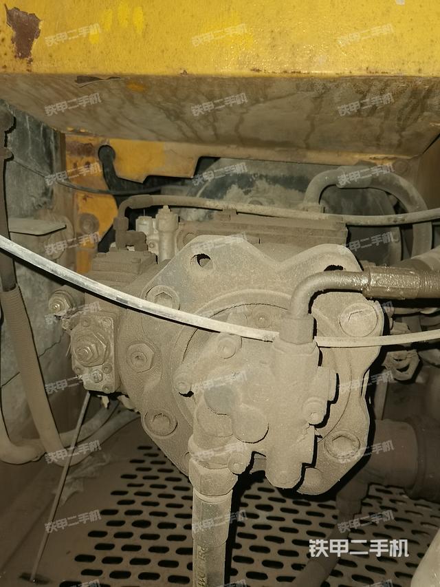 液压泵舱室正面整体（整机外观）