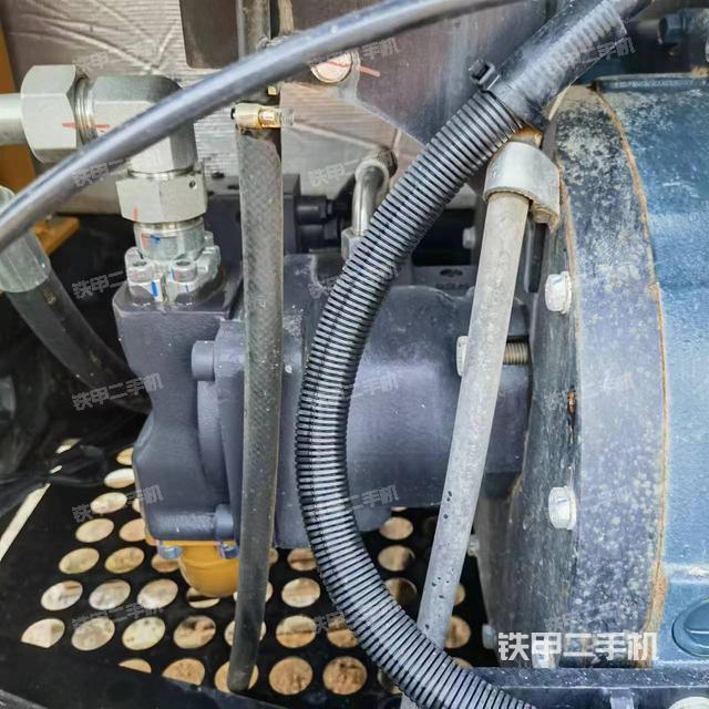 液压泵舱室正面整体（整机外观）