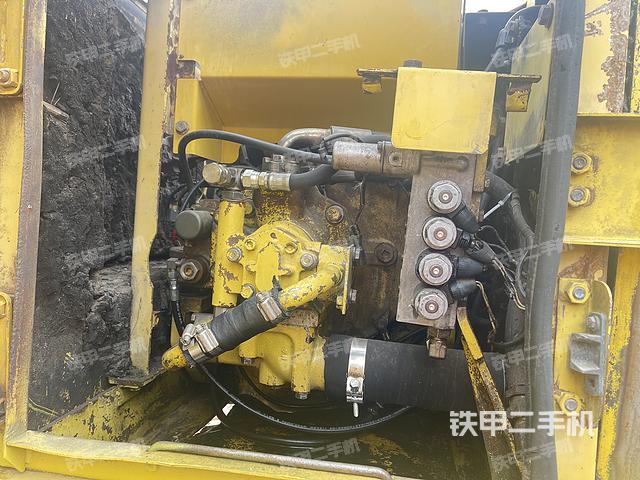 液压泵舱室正面整体（整机外观）