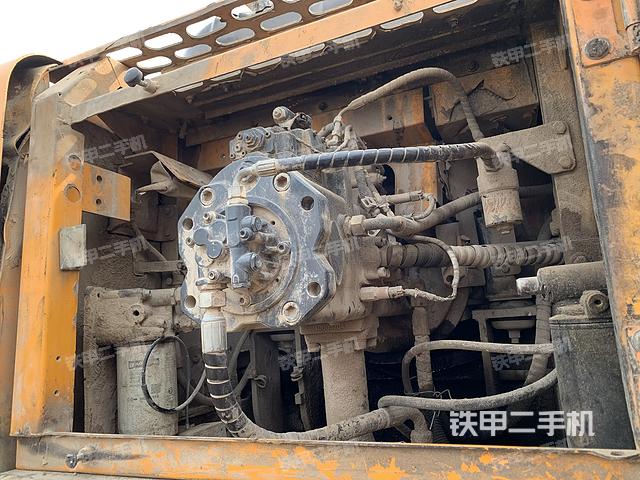 液压泵舱室正面整体（整机外观）