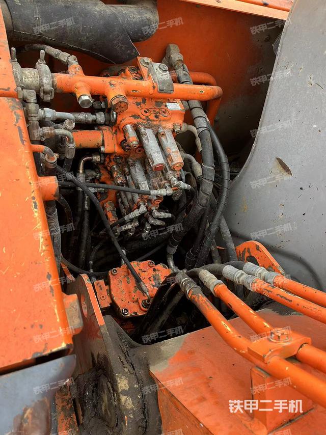 回转马达和主控阀（整机外观）