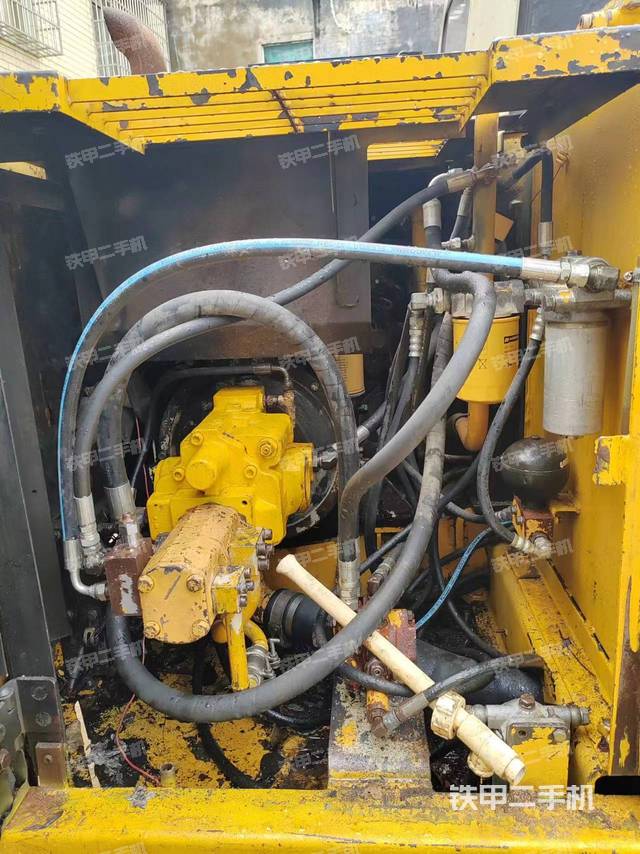 液压泵舱室正面整体（整机外观）