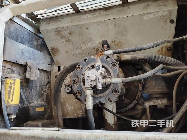 液压泵舱室正面整体（整机外观）