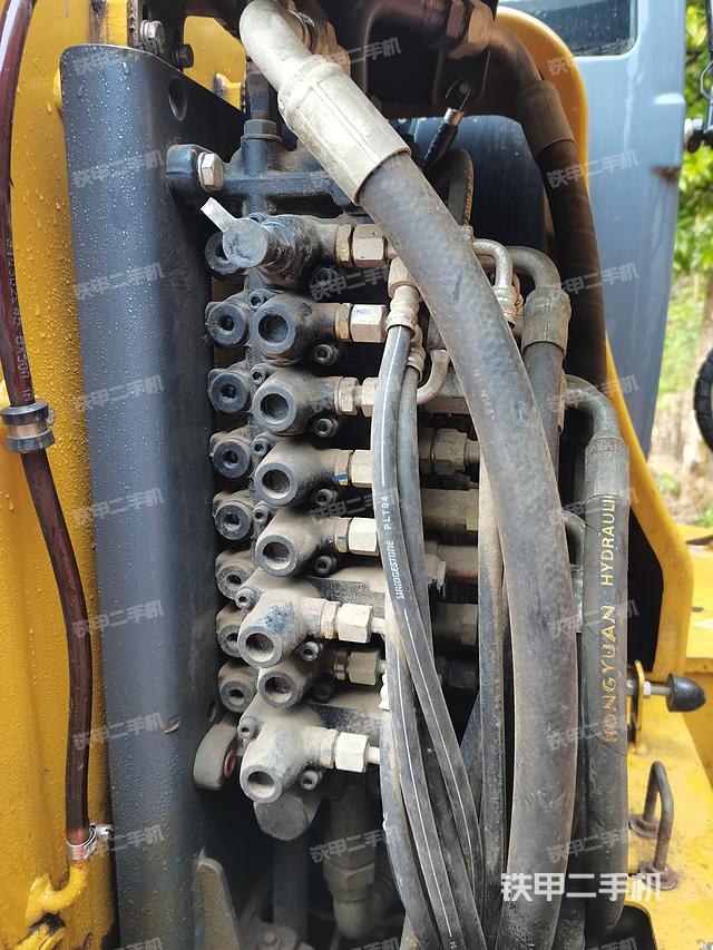 回转马达和主控阀（整机外观）