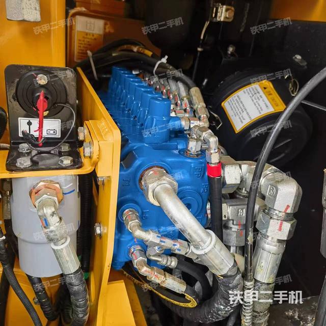 回转马达和主控阀（整机外观）