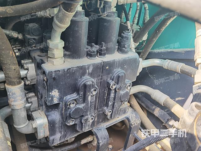 回转马达和主控阀（整机外观）