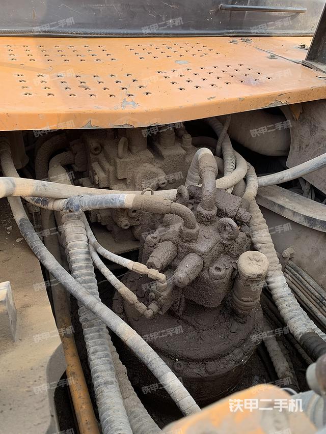 回转马达和主控阀（整机外观）