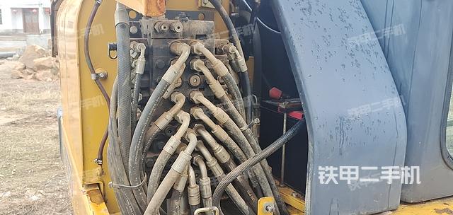 回转马达和主控阀（整机外观）