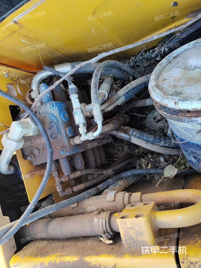 回转马达和主控阀（整机外观）