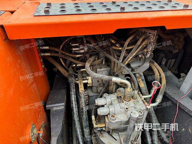 回转马达和主控阀（整机外观）