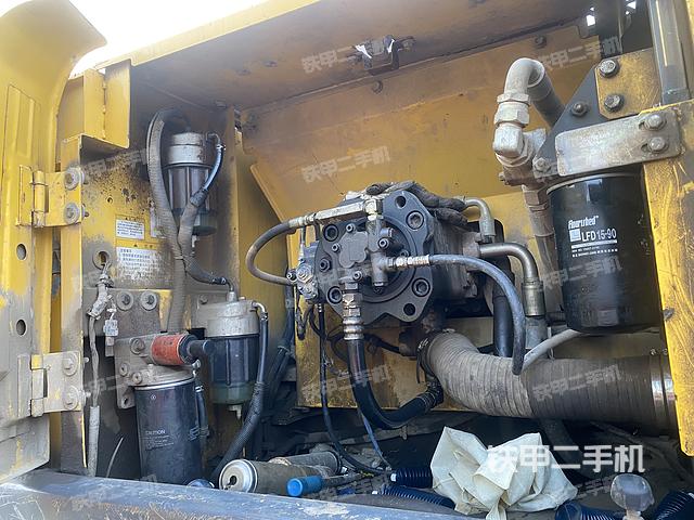 液压泵舱室正面整体（整机外观）