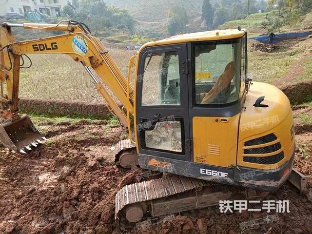 驾驶室顶部（整机外观）