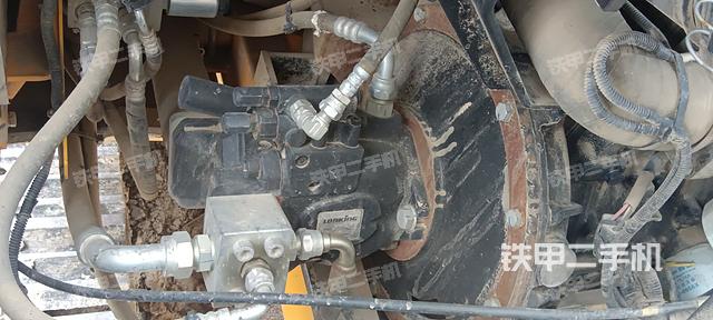 液压泵舱室正面整体（整机外观）