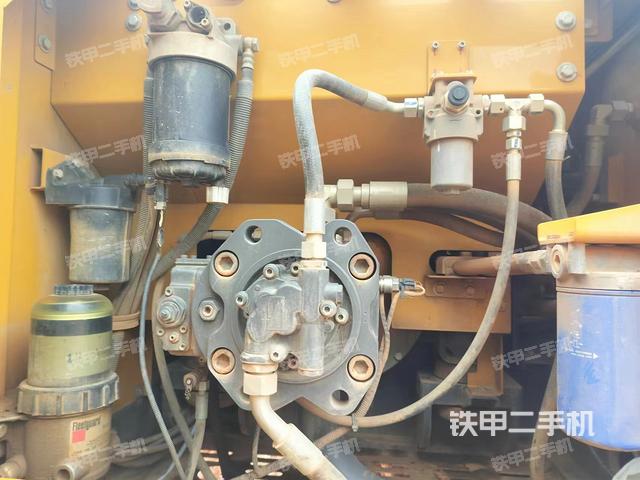 液压泵舱室正面整体（整机外观）