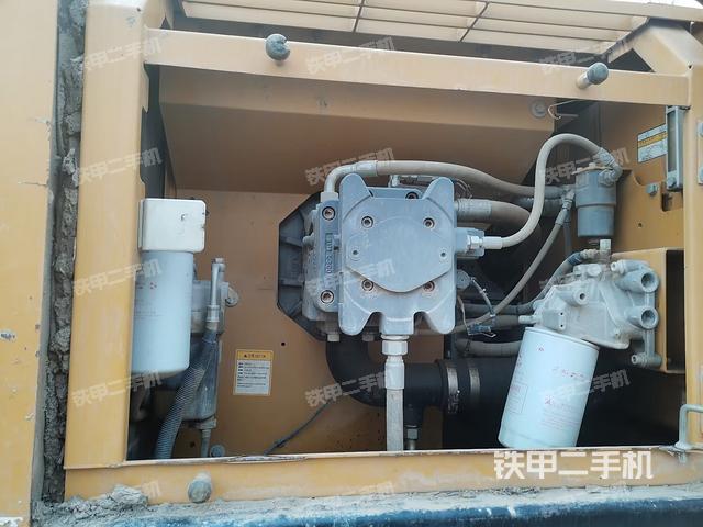 液压泵舱室正面整体（整机外观）