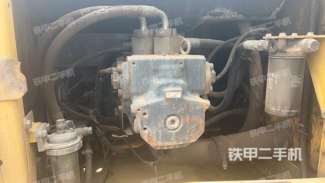 液压泵舱室正面整体（整机外观）