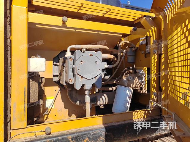 液压泵舱室正面整体（整机外观）