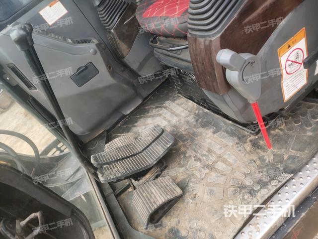 行走控制手柄和踏板 俯拍（驾驶室部分）