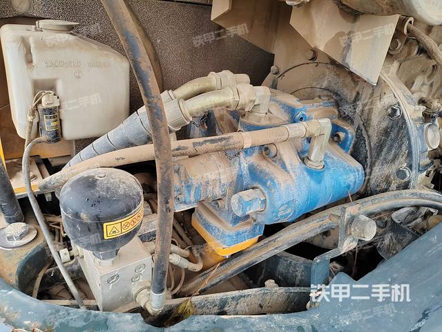 液压泵舱室正面整体（整机外观）