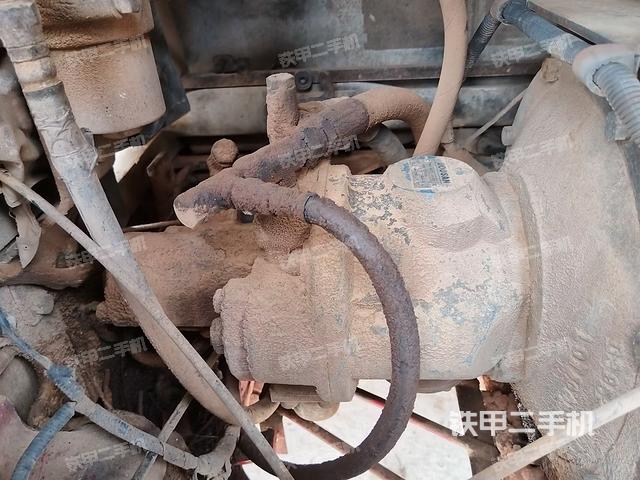 液压泵舱室正面整体（整机外观）