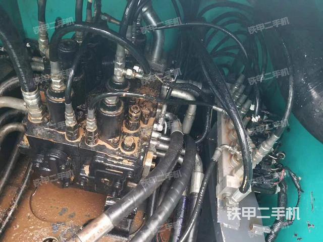 回转马达和主控阀（整机外观）