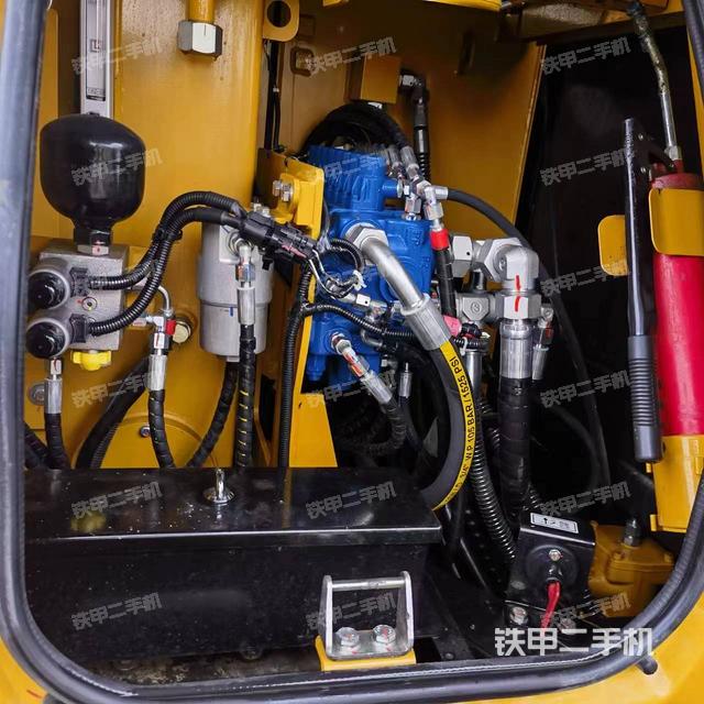 回转马达和主控阀（整机外观）