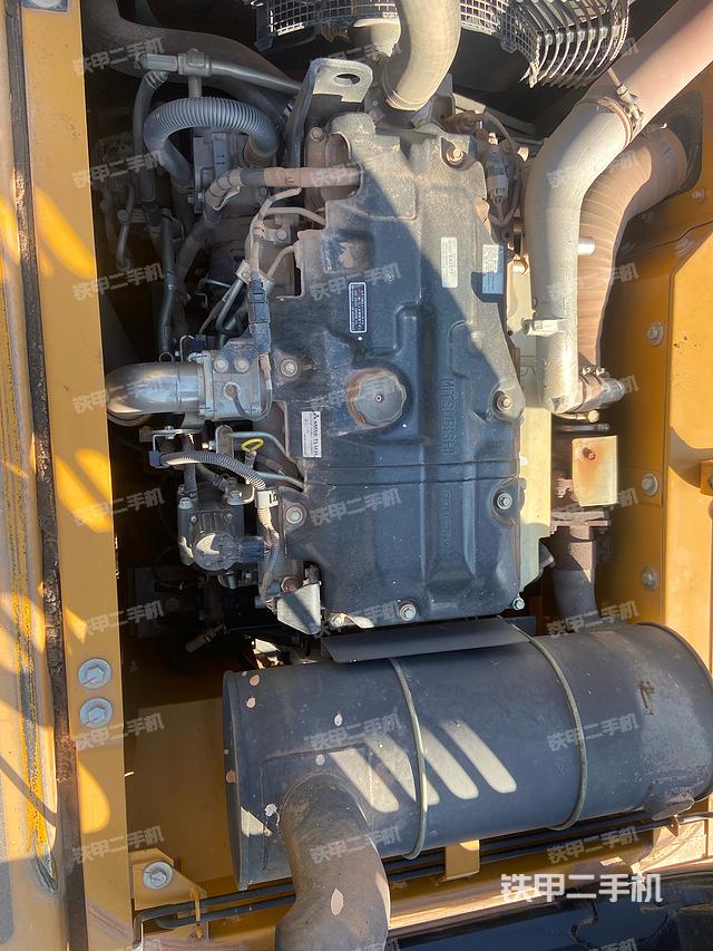 液压泵舱室正面整体（整机外观）