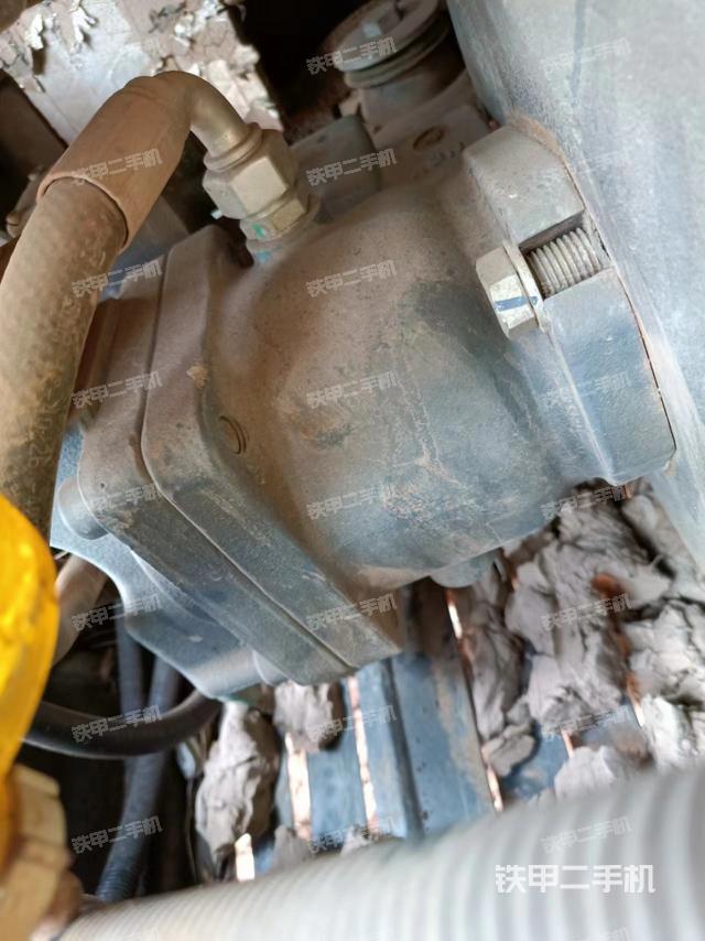 液压泵舱室正面整体（整机外观）