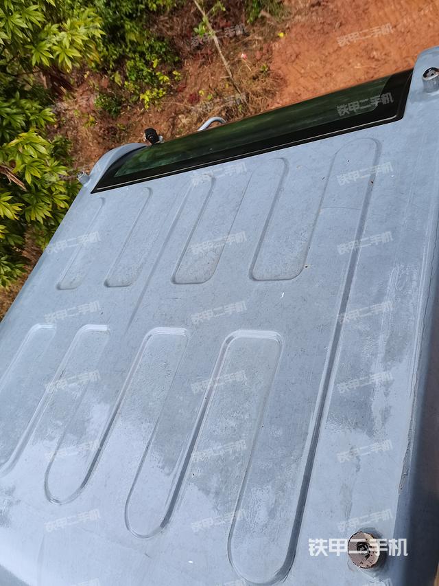 驾驶室顶部（整机外观）