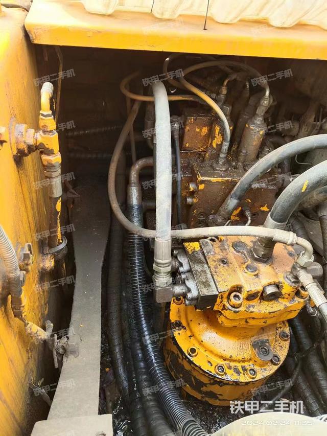 回转马达和主控阀（整机外观）