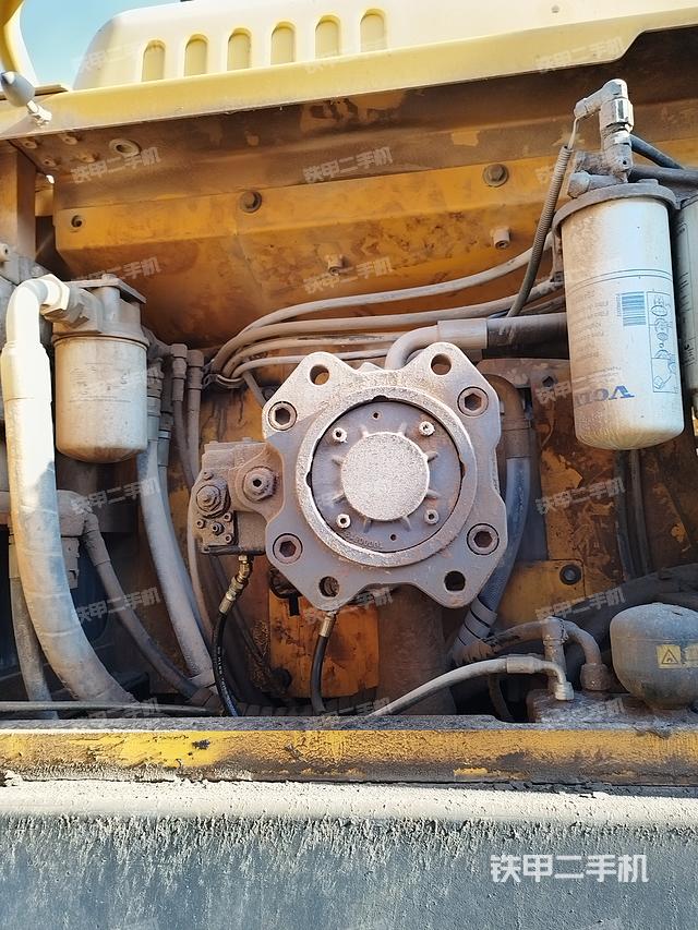 液压泵舱室正面整体（整机外观）