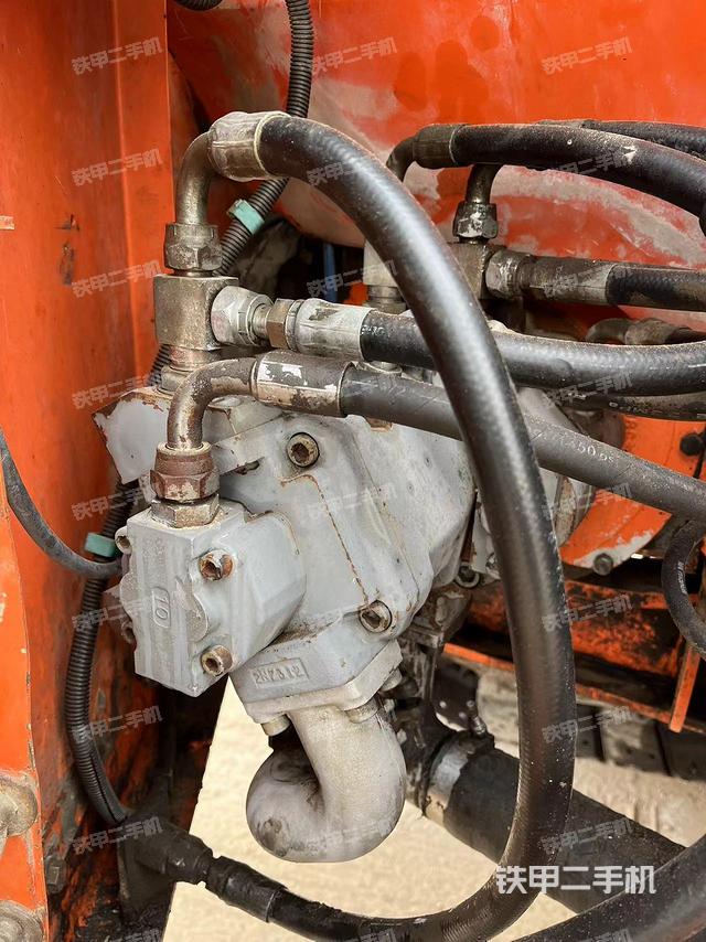 液压泵舱室正面整体（整机外观）