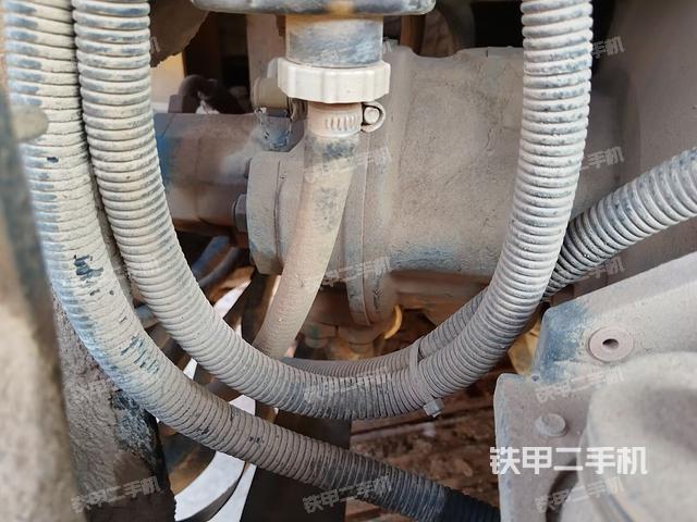 液压泵舱室正面整体（整机外观）