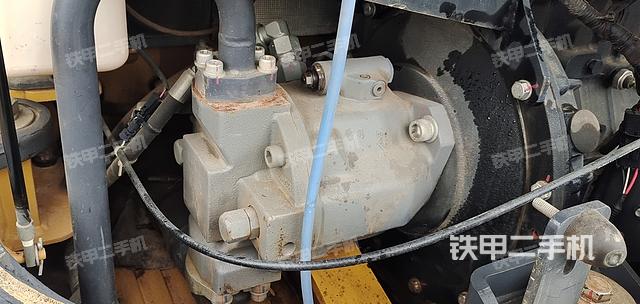 液压泵舱室正面整体（整机外观）