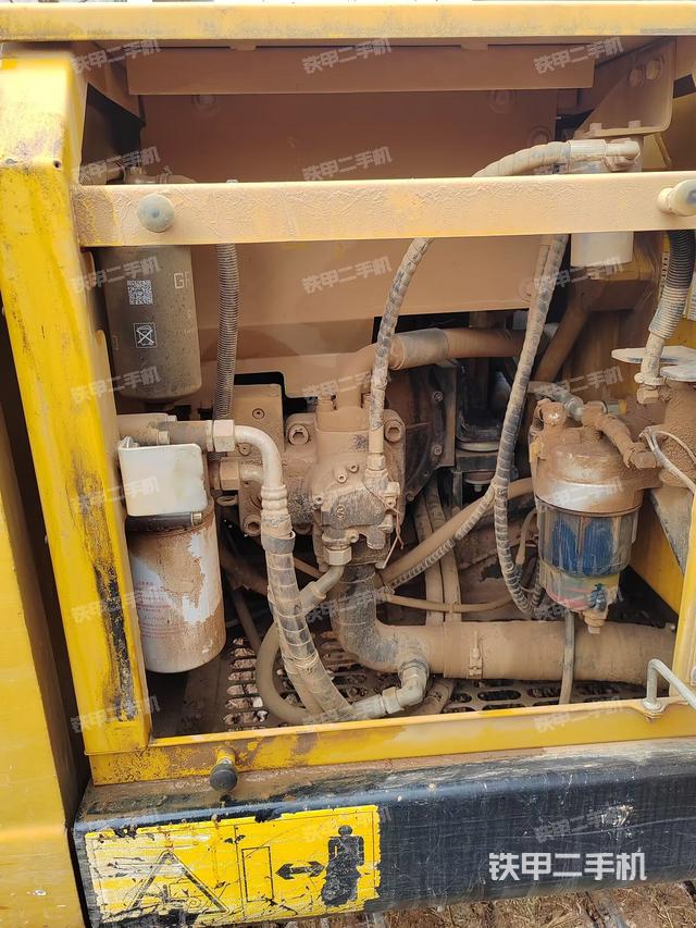 液压泵舱室正面整体（整机外观）