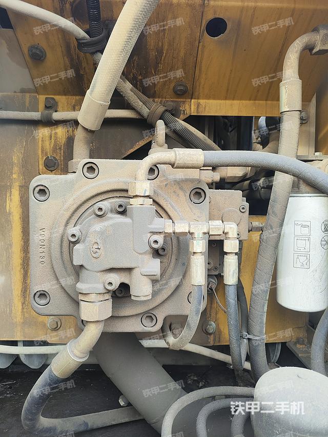 液压泵舱室正面整体（整机外观）