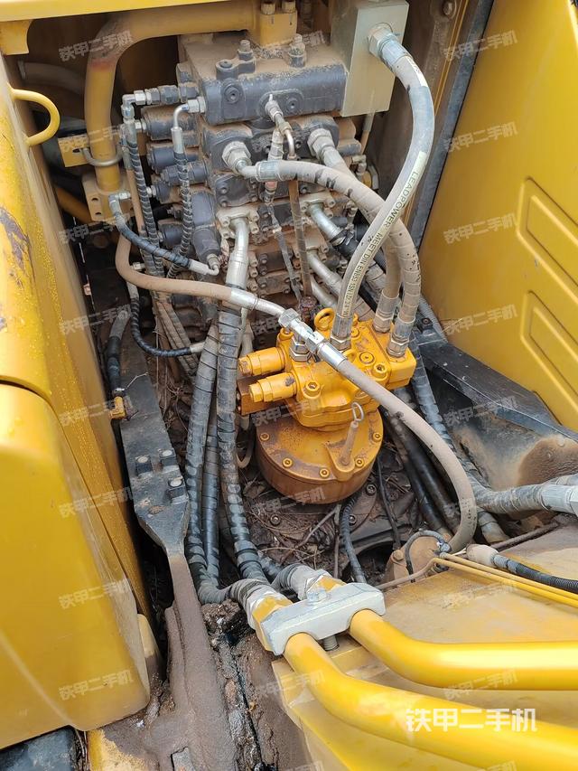 回转马达和主控阀（整机外观）