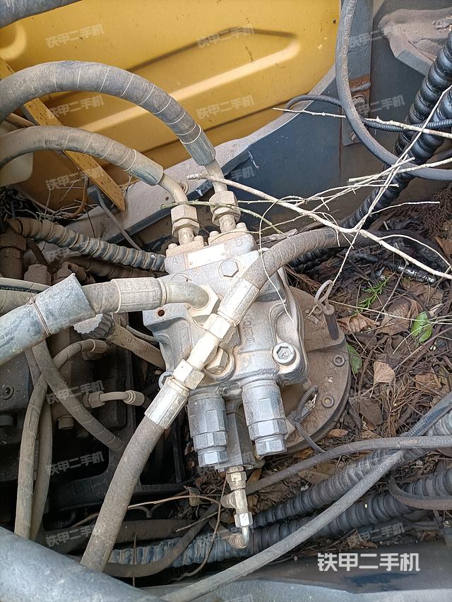 回转马达和主控阀（整机外观）