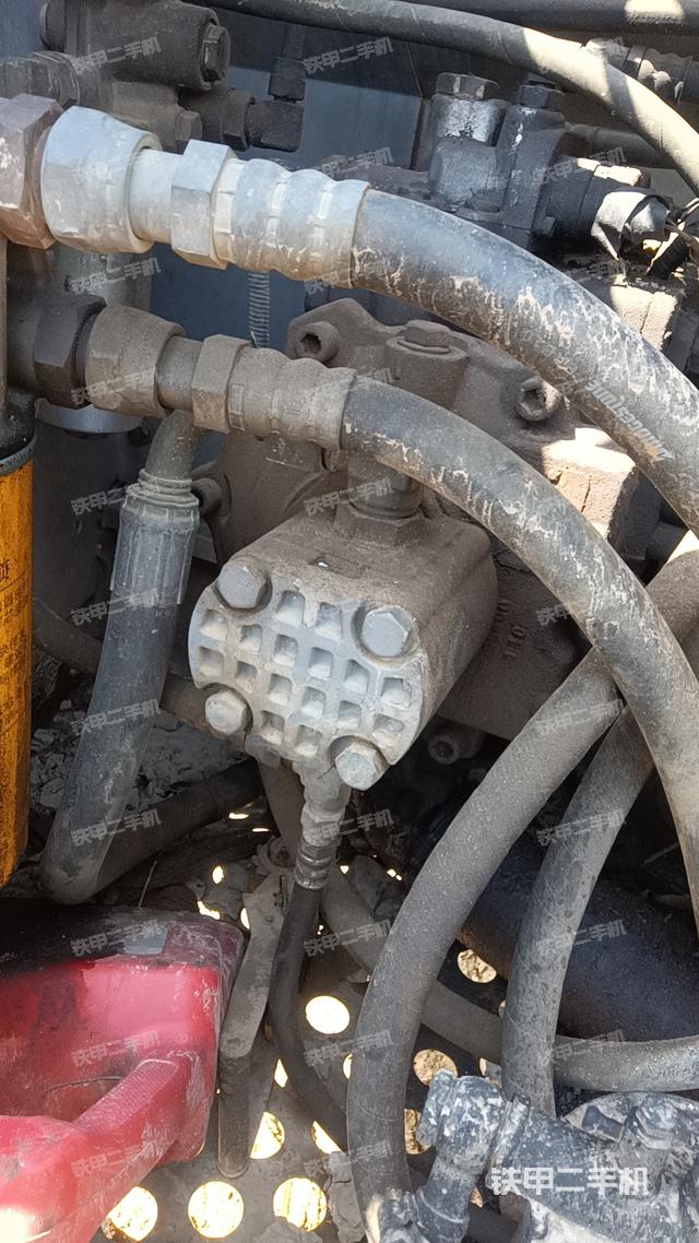 液压泵舱室正面整体（整机外观）