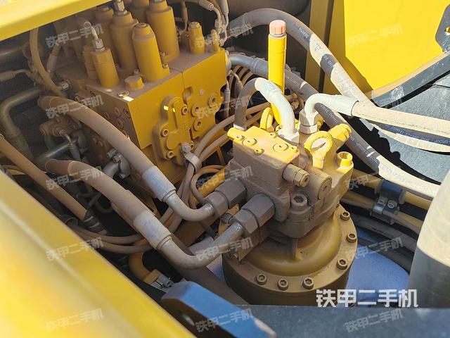 回转马达和主控阀（整机外观）