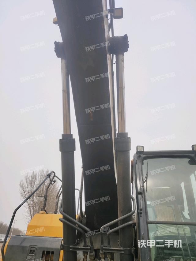 大臂油缸整体 竖拍（工作和回转装置）